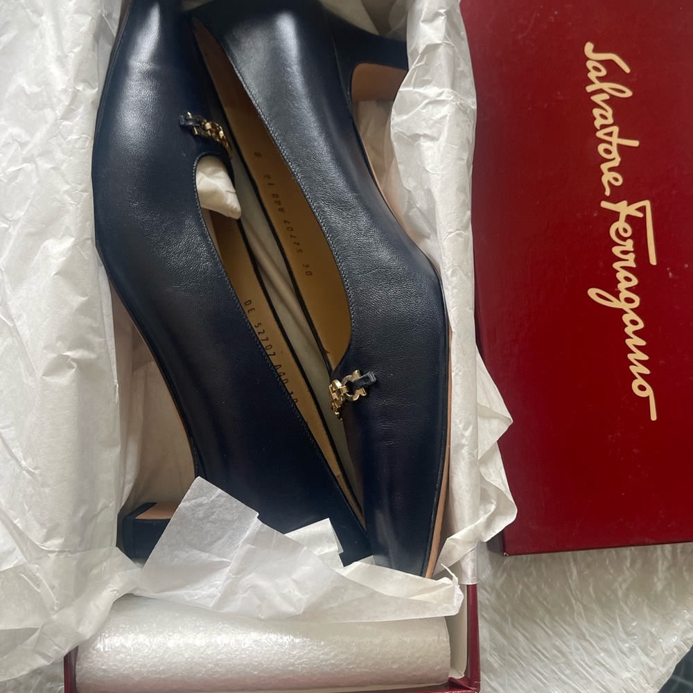 Salvatore Ferragamo Women's Black Pumps
USED GOOD CONDITION WITH BOX